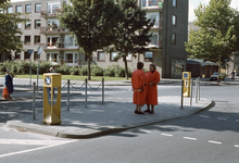 117547 Afbeelding van twee verkeersbrigadiers bij de oversteekplaats voor voetgangers in de Rubenslaan te Utrecht, ter ...